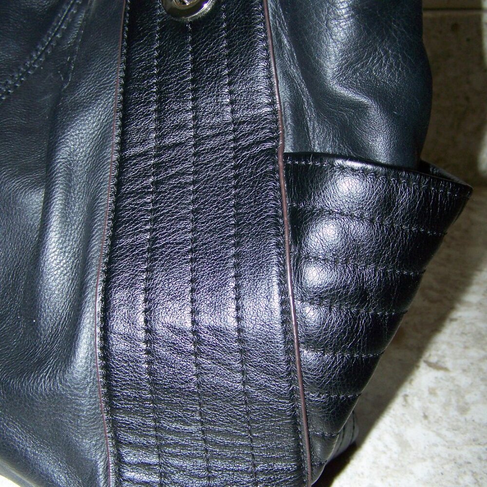 Tiganello Black Leather Shoulder Bag with Matching Key Fob - Picture 8 of 10